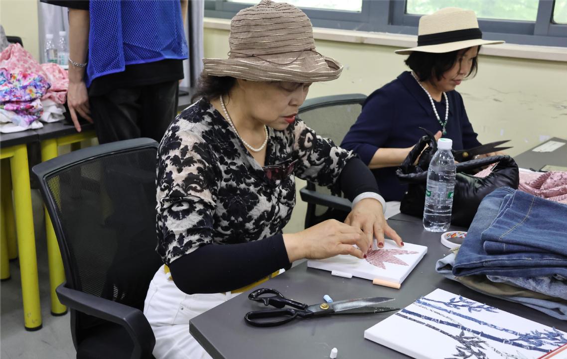 【2026职教周】当“职教蓝”遇见“时尚美” 保利时代社区居民走进武职大沉浸式体验职业教育魅力